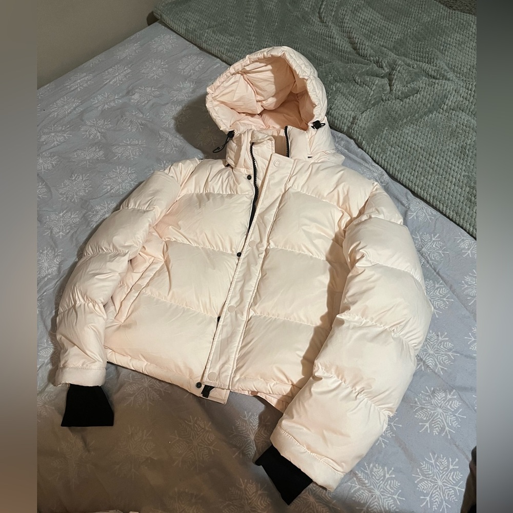 Aritzia Superpuff Shorty Prairie Peach